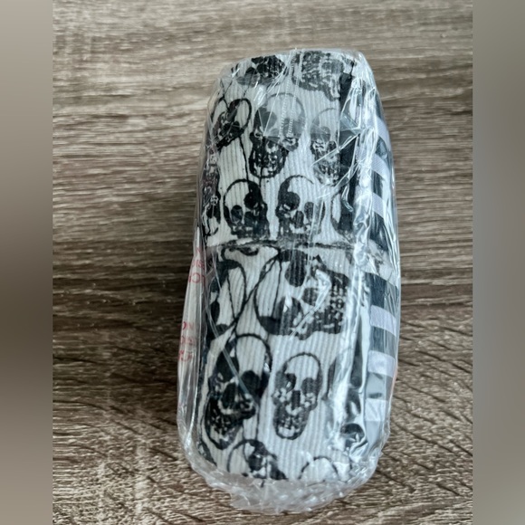 Skull design Hand Wraps - NWT - Picture 2 of 4